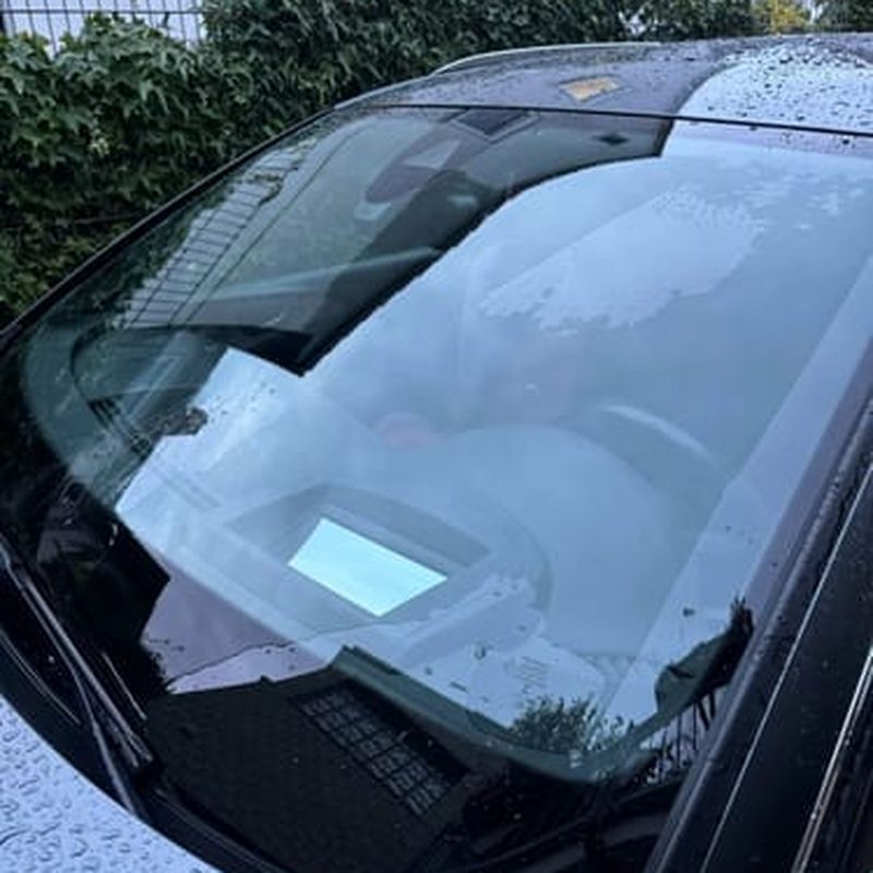 Parabrisas con gotas de lluvia tras aplicar Autobrillo